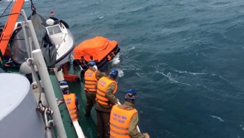 Một thuyền viên mất tích, 4 người được cứu sống trong hoảng loạn