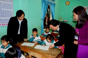 Bộ trưởng Phùng Xuân Nhạ thăm và chúc tết thầy trò trường tiểu học Văn Hán 1