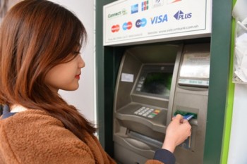 Người dân không còn phải xếp hàng chờ rút tiền tại máy ATM