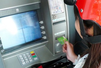 Cảnh giác nạn cướp giật tại cây ATM dịp Tết