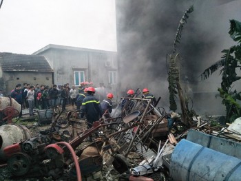 Hàng chục lính cứu hoả dập đám cháy tại vựa phế liệu