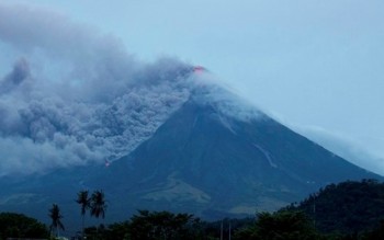 Philippines sơ tán 25.000 người do núi lửa phun trào