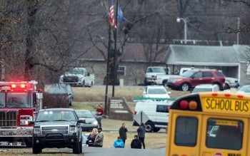 Học sinh Mỹ xả súng tại trường học làm 2 người thiệt mạng