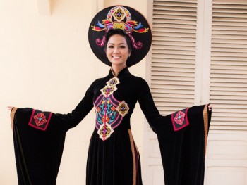 Hoa hậu H’hen Niê đại diện trao áo dài cho Bảo tàng Phụ nữ Nam Bộ