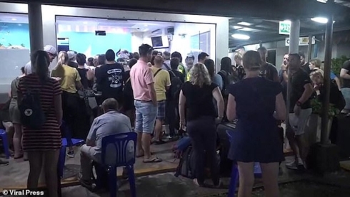 Hàng trăm khách du lịch bị mắc kẹt trên các đảo ở Thái Lan do bão Pabuk