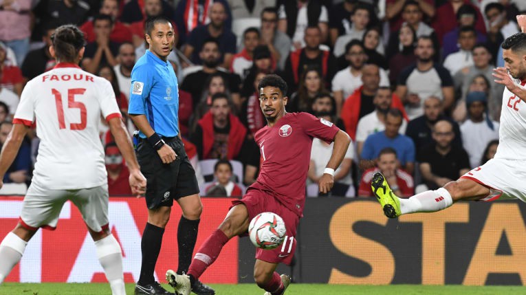 Qatar thắng Lebanon trong trận cầu nhiều tranh cãi