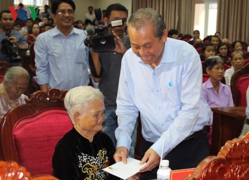 Phó Thủ tướng thăm và tặng quà cho Mẹ Việt Nam anh hùng tại Vĩnh Long