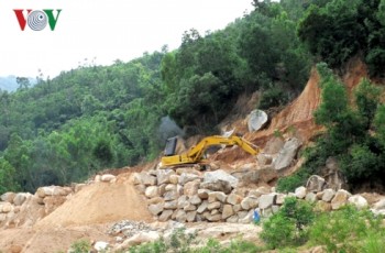 Ngang nhiên khai thác đá tại vùng sạt lở tại Núi Xanh, Khánh Hòa