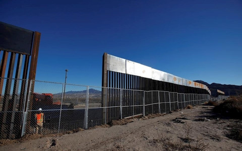 Tổng thống Trump cam kết hạ chi phí xây tường dọc biên giới Mexico