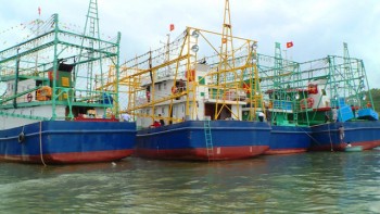Bàn giao 8 tàu cá vỏ thép có radar, định vị toàn cầu cho ngư dân