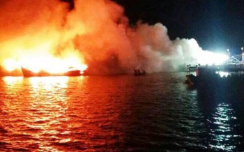 5 giờ cứu 3 tàu cá cháy dữ dội giữa biển