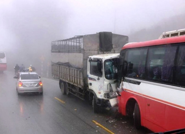 Hai ô tô khách chở học sinh, sinh viên Hà Nội đi du lịch gặp nạn