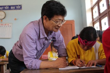 Giáo sư Nhật Bản nhen yêu thương cho trẻ khuyết tật vùng quê nghèo Bình Định
