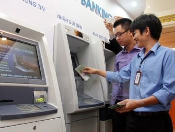Làm thế nào khi rút tiền bị ATM “nuốt” thẻ trong ngày Tết?