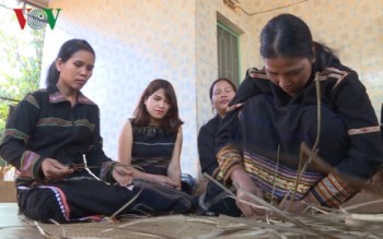 Người Jarai giữ nghề đan chiếu Pran ở Gia Lai