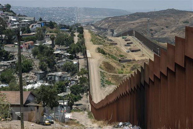 Lầu Năm Góc chi thêm gần 4 tỷ USD xây bức tường biên giới