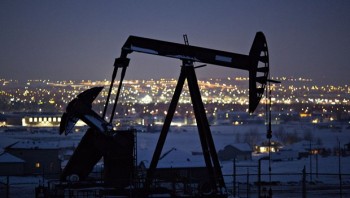 Giá dầu thế giới đi xuống do lo ngại về nhu cầu sụt giảm