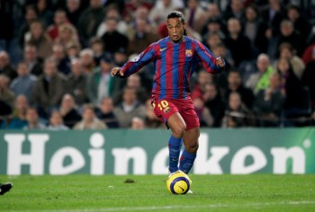 Cựu siêu sao Ronaldinho sẽ mang cúp UEFA Champions League đến Việt Nam