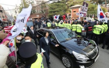Hàn Quốc: Bà Park “hợp tác tốt” trong cuộc thẩm vấn kéo dài 14 tiếng