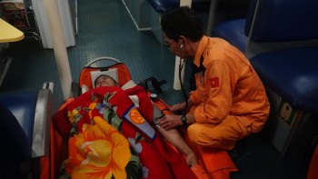 Vượt biển trong đêm cứu thuyền viên Philippines bị nhồi máu cơ tim