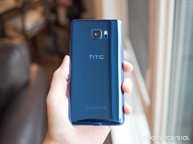 HTC U Ultra Sapphire 'cháy hàng' chỉ sau 1 giờ giảm sốc 50%