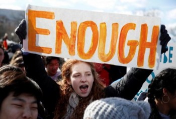 Học sinh Mỹ nghỉ học xuống đường tuần hành phản đối bạo lực súng đạn