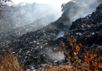 Bãi rác cháy âm ỉ gây ô nhiễm nghiêm trọng