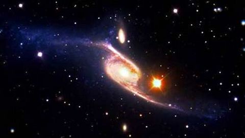 Tìm hiểu thiên hà xoắn ốc "nuốt trọn" 5 dải ngân hà