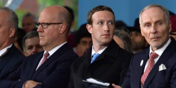 Mark Zuckerberg không nói 1 lời, Facebook họp khẩn cấp