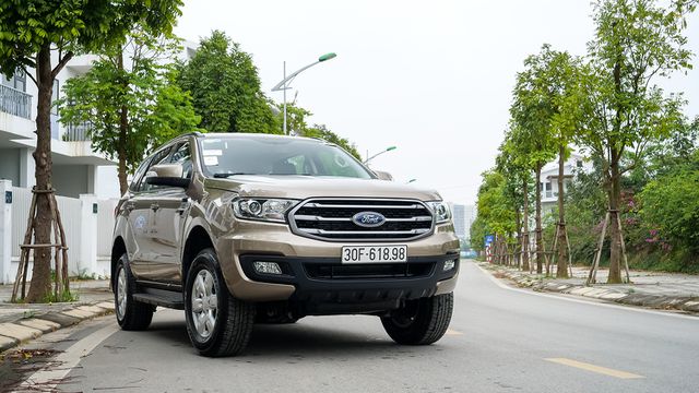 ford everest ambiente ban dong hanh ly tuong tren moi neo duong