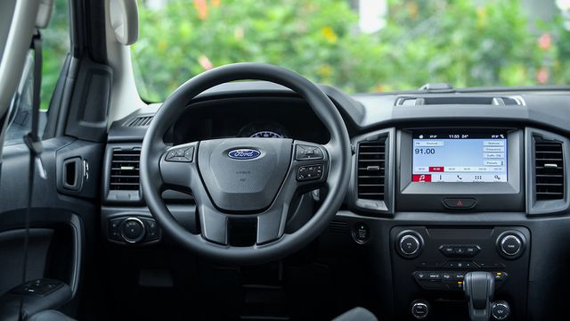ford everest ambiente ban dong hanh ly tuong tren moi neo duong