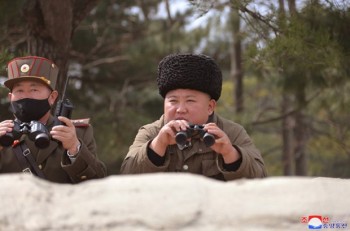 Nhà lãnh đạo Triều Tiên Kim Jong-un tham dự hội thi pháo binh
