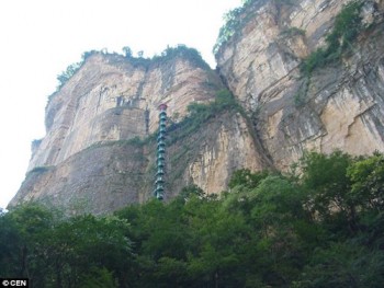 Du khách phải ký giấy mới được leo cầu thang ở Trung Quốc