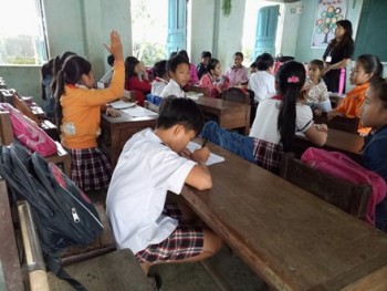Nhiều học sinh Quảng Ngãi phải chép bài trong tư thế quỳ xuống đất