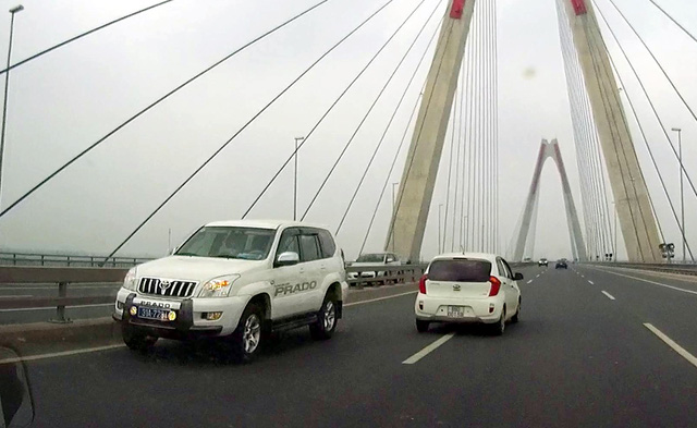 Vì sao tài xế ô tô đi ngược chiều trên cầu Nhật Tân bị “phạt nhẹ”?