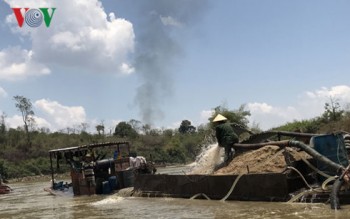 Đắk Lắk: Sông đang lở và cát đang bay