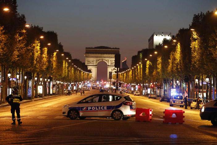 Phiến quân IS nổ súng bắn cảnh sát ngay giữa Paris