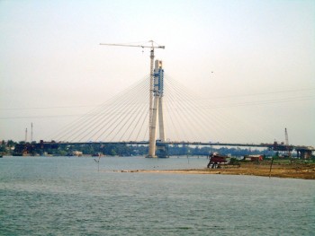 Hợp long cây cầu 1.000 tỷ bắc qua sông Nhật Lệ