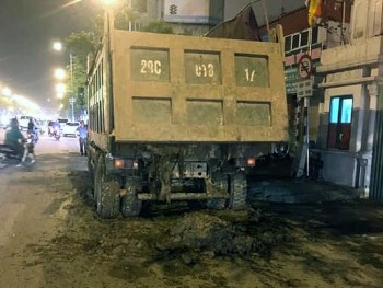 Hà Nội: “Bắt sống” xe tải rải bùn đất kín mặt đường