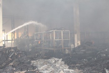 Hàng nghìn m2 nhà xưởng bị thiêu rụi sau đám cháy gần 10 tiếng
