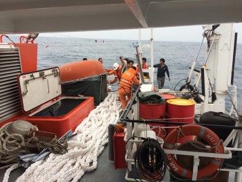 Vượt sóng dữ cứu thuyền viên bị mất bàn tay trên tàu cá