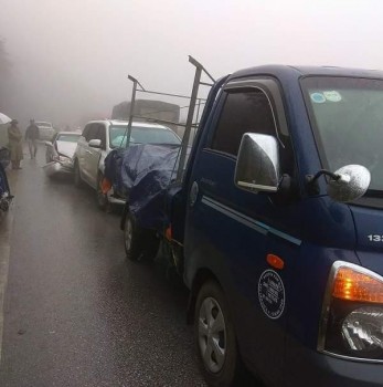 4 vụ tai nạn, 13 ô tô hư hỏng vì sương mù