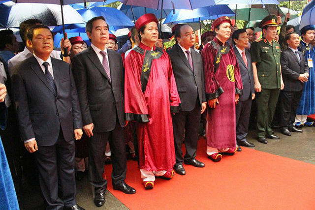 Thủ tướng Nguyễn Xuân Phúc dâng hương tưởng nhớ các Vua Hùng