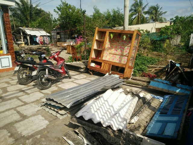 Lốc xoáy làm hàng chục nhà dân bị hư hại