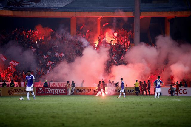 HLV Hà Nội FC phản ứng với màn đốt pháo sáng của CĐV Hải Phòng