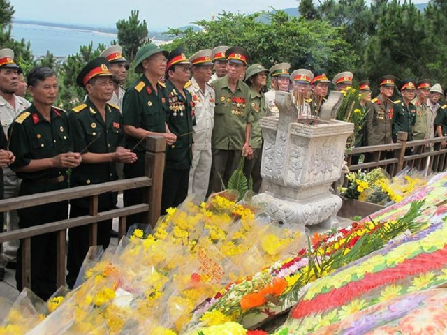 Hàng ngàn lượt người viếng mộ Đại tướng ngày Kỷ niệm Chiến thắng Điện Biên Phủ