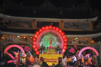 Hàng ngàn người dân và du khách tham dự lễ hội Phật Đản