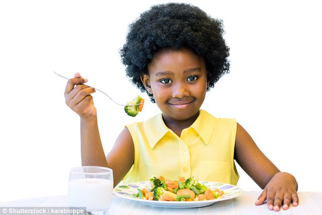 Nên cho trẻ ăn trái cây và rau vào bữa tối