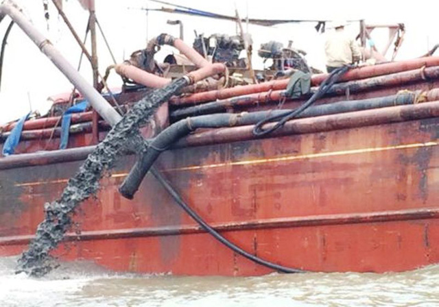 Tàu lạ liên tục xả thải đen ngòm trên biển Thanh Hóa - Nghệ An