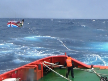 Điều 2 tàu cá Phú Yên đi cứu tàu Bình Định bị nạn trên biển